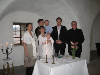 Emelie med bror William, föräldrarna Jenny & Conny, faddrarna Anna & Thorbjörn och prästen Per-Anders